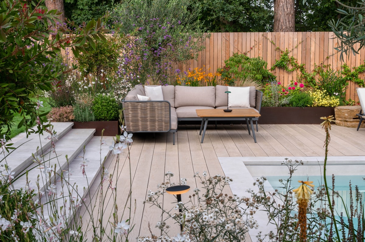 tisserand-english-gardens-fiona-walsh